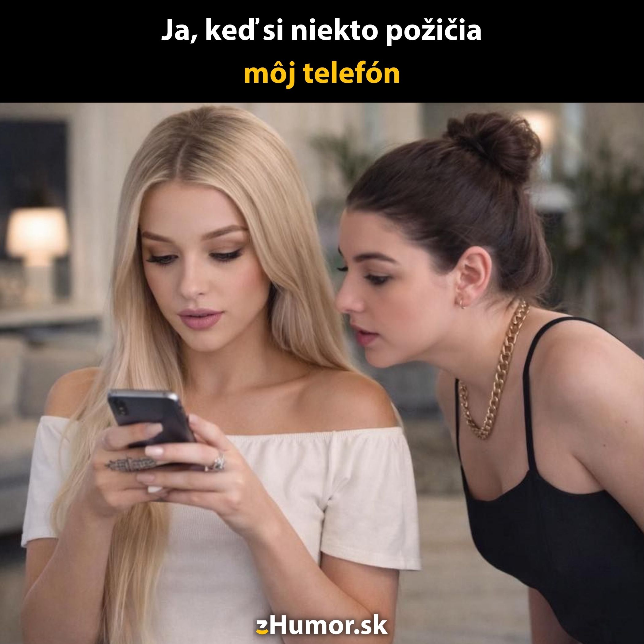 Dve ženy, jedna drží telefón a druhá sa zvedavo pozerá. Nápis: Ja, keď si niekto požičia môj telefón.