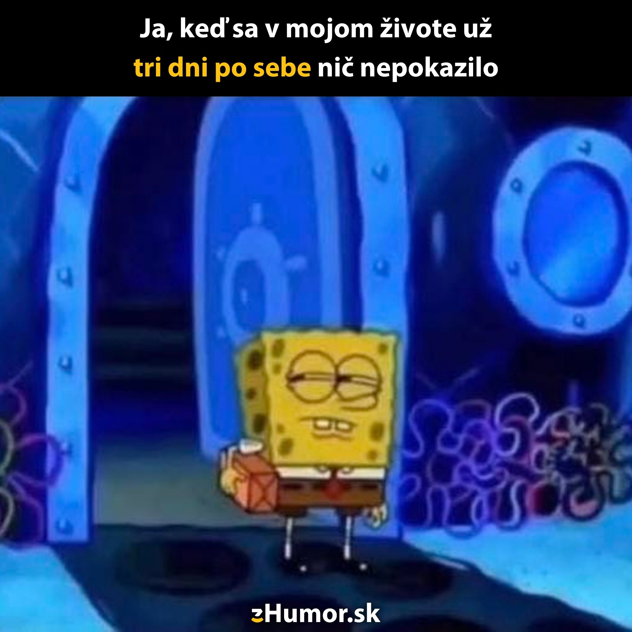 SpongeBob s ironickým pohľadom stojí pred domom s krabicou, text o troch dňoch bez problémov.