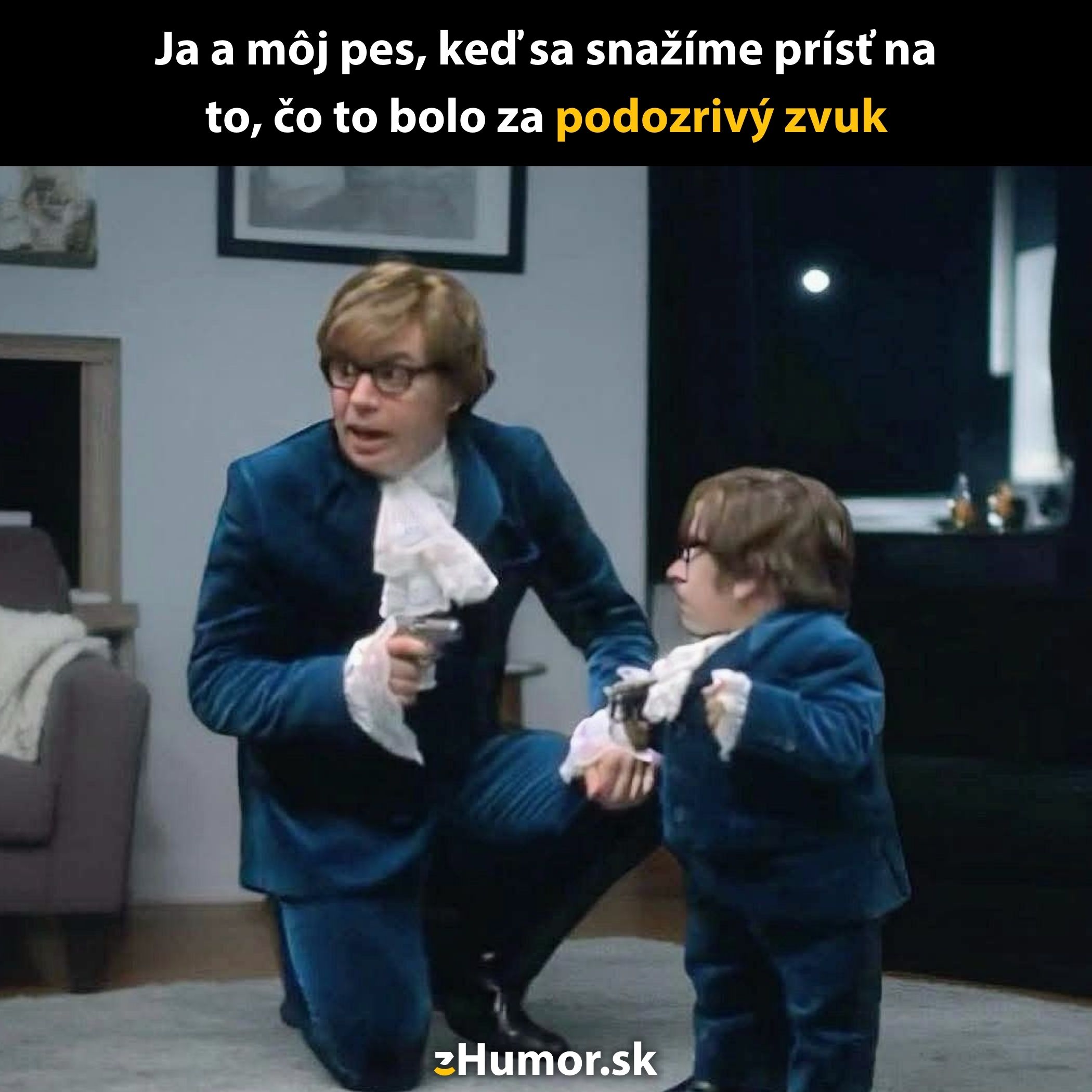 Muž a malý muž v modrých oblekoch s pištoľami, prekvapení podozrivým zvukom v byte.