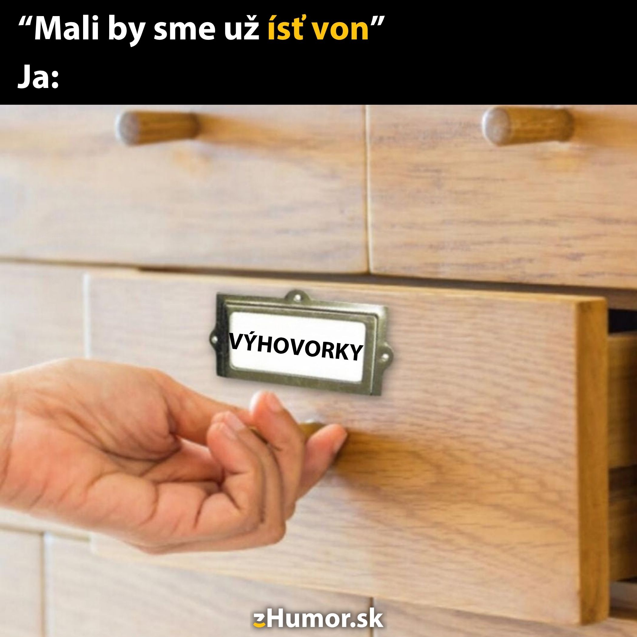 Ruka otvára zásuvku s nápisom VÝHOVORKY, humoristický moment s názvom Mali by sme už ísť von.