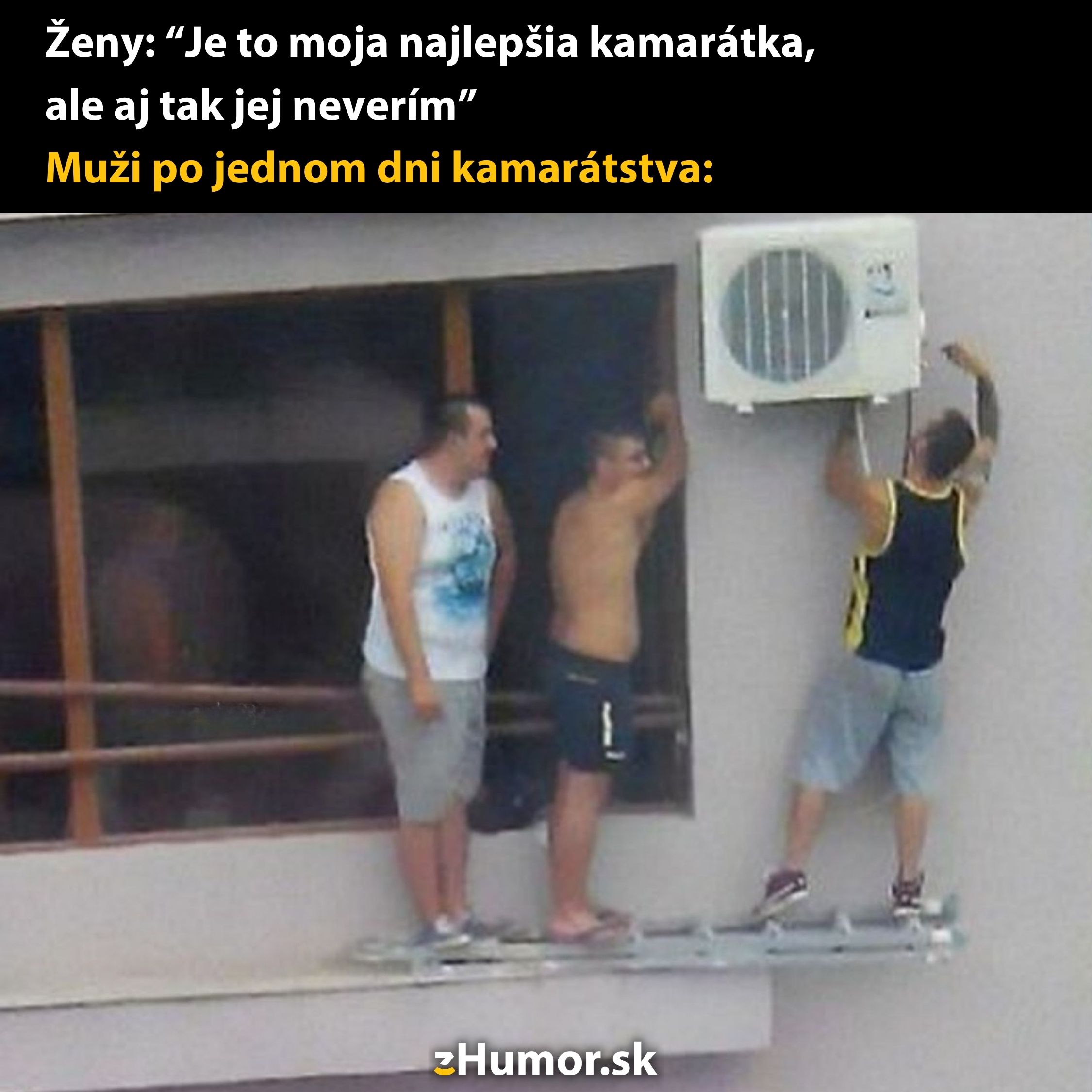 Muži na parapete opravujú klimatizáciu, ilustrujú silné priateľstvo s humorom.