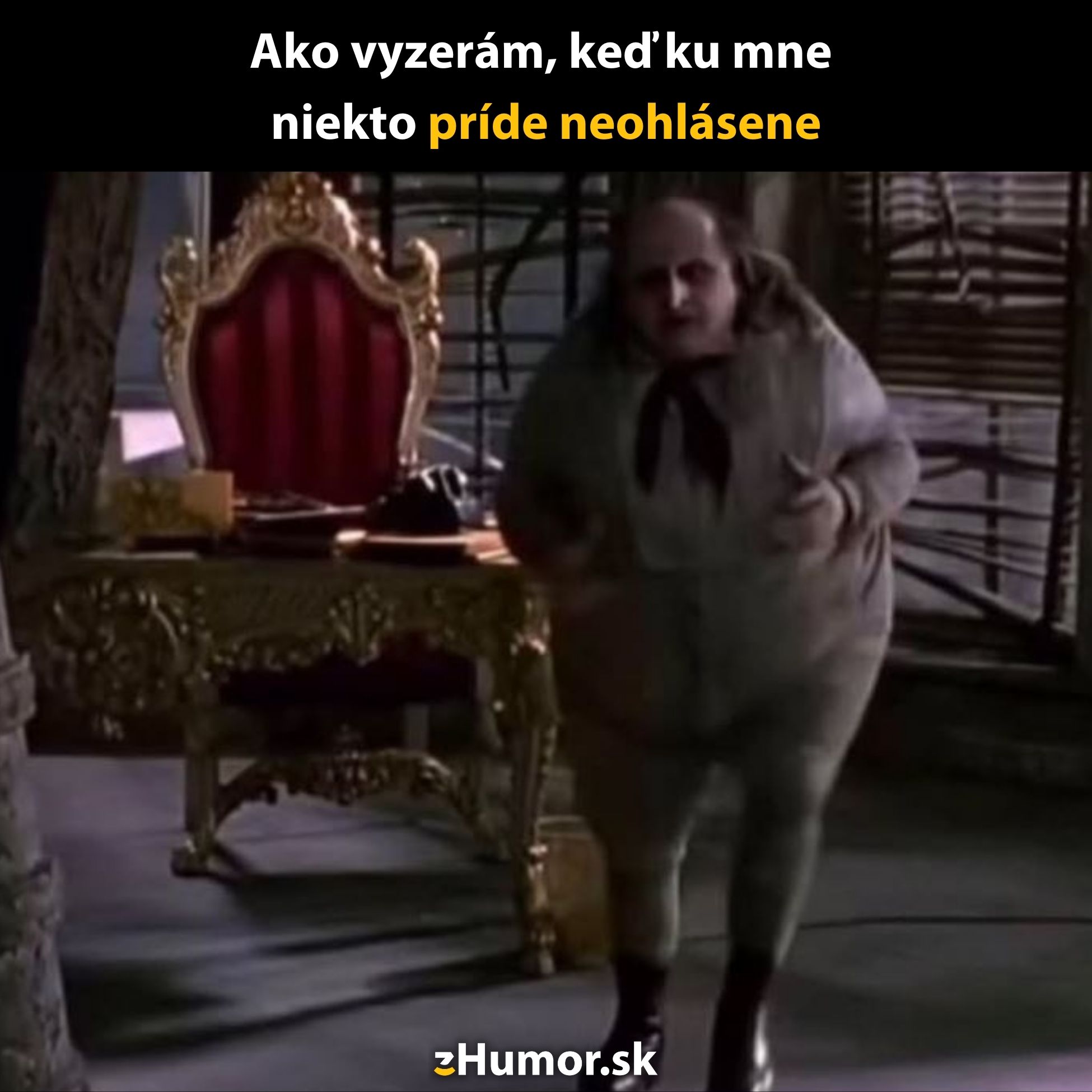 Muž v komickom obleku pri prázdnom tróne, text: Ako vyzerám, keď ku mne niekto príde neohlásene.