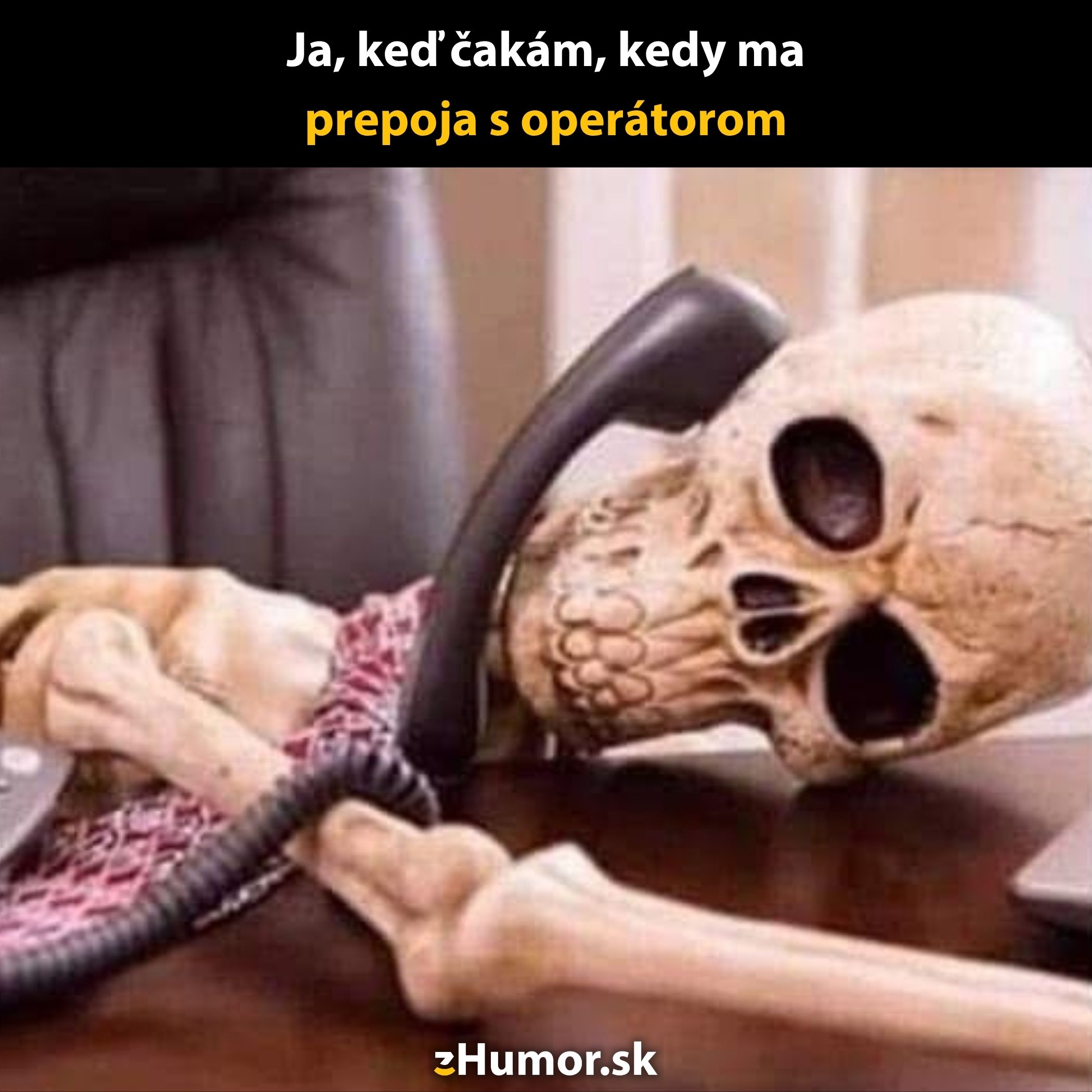 Kostra čaká s telefónom pri uchu, znázorňujúc dlhé čakanie na spojenie s operátorom.