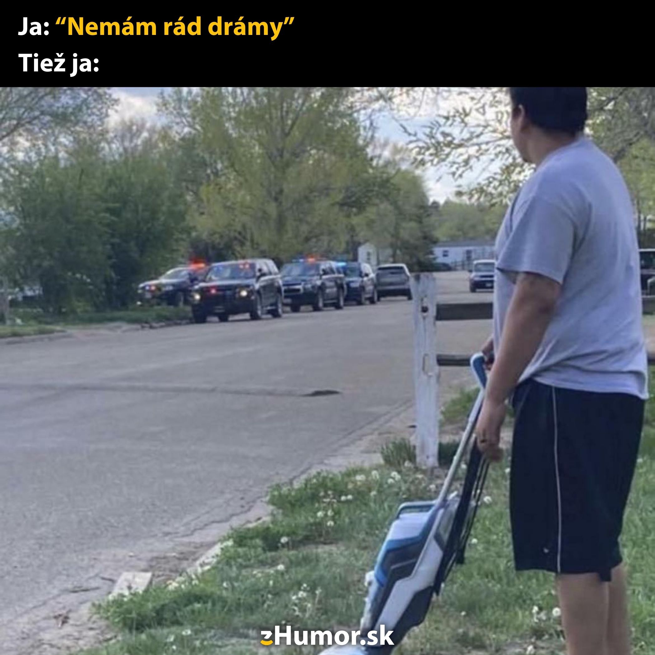 Muž s vysávačom sleduje policajné autá na ulici, výjav s iróniou k textu Nemám rád drámy.
