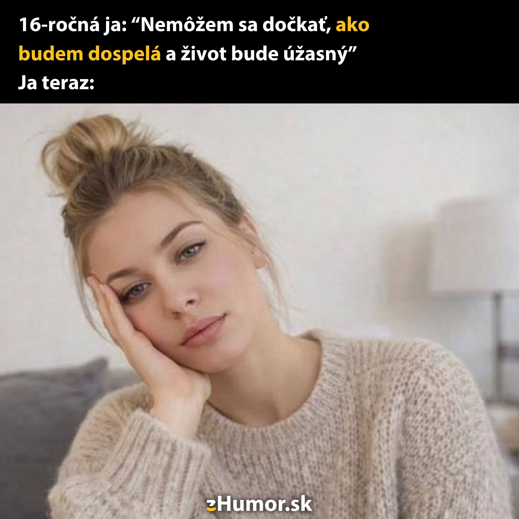Žena s unaveným výrazom v svetri sedí na gauči, vyjadruje sklamanie z dospelosti.