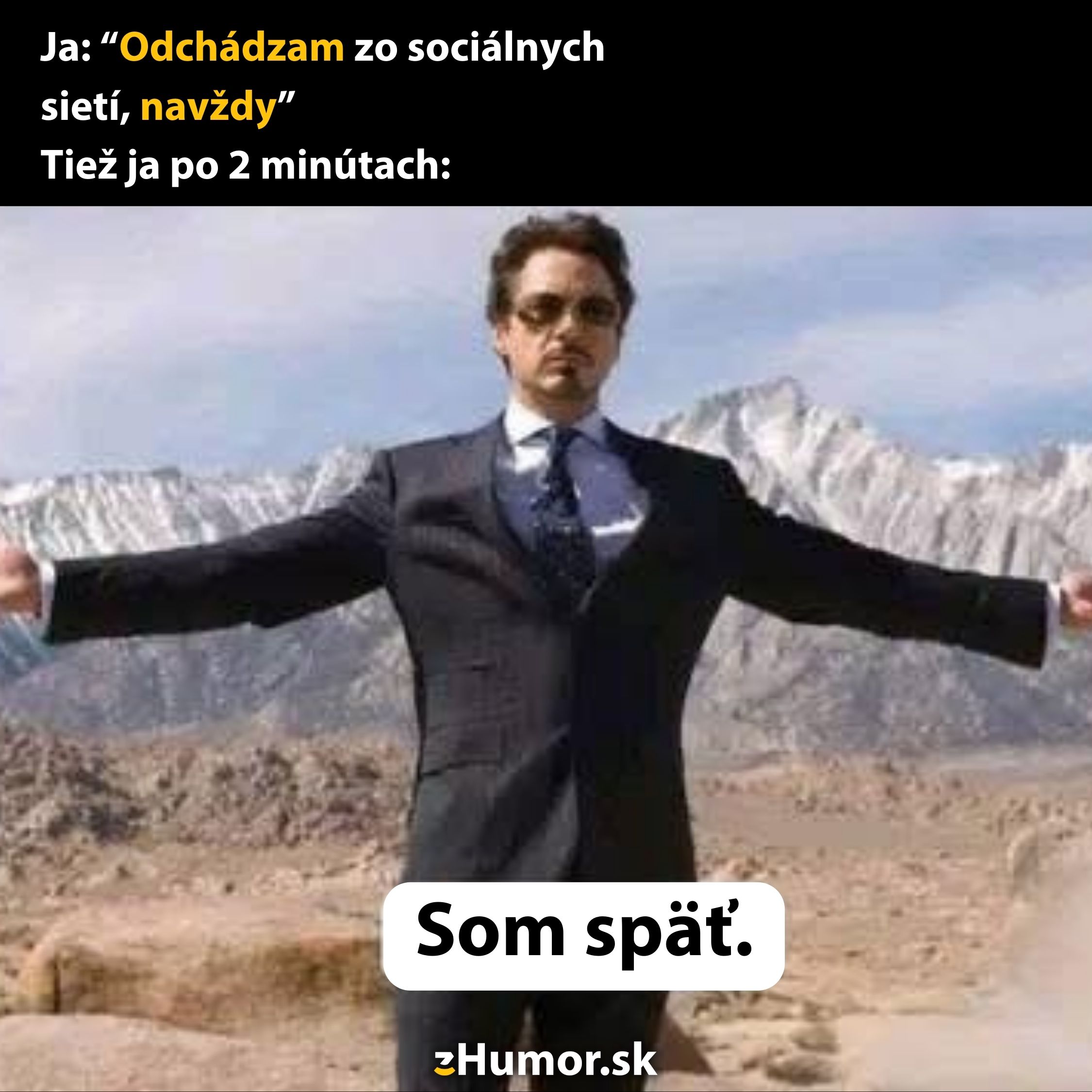 Muž v obleku s vystretými rukami pred horskou krajinou vtipne reaguje na návrat na sociálne siete.