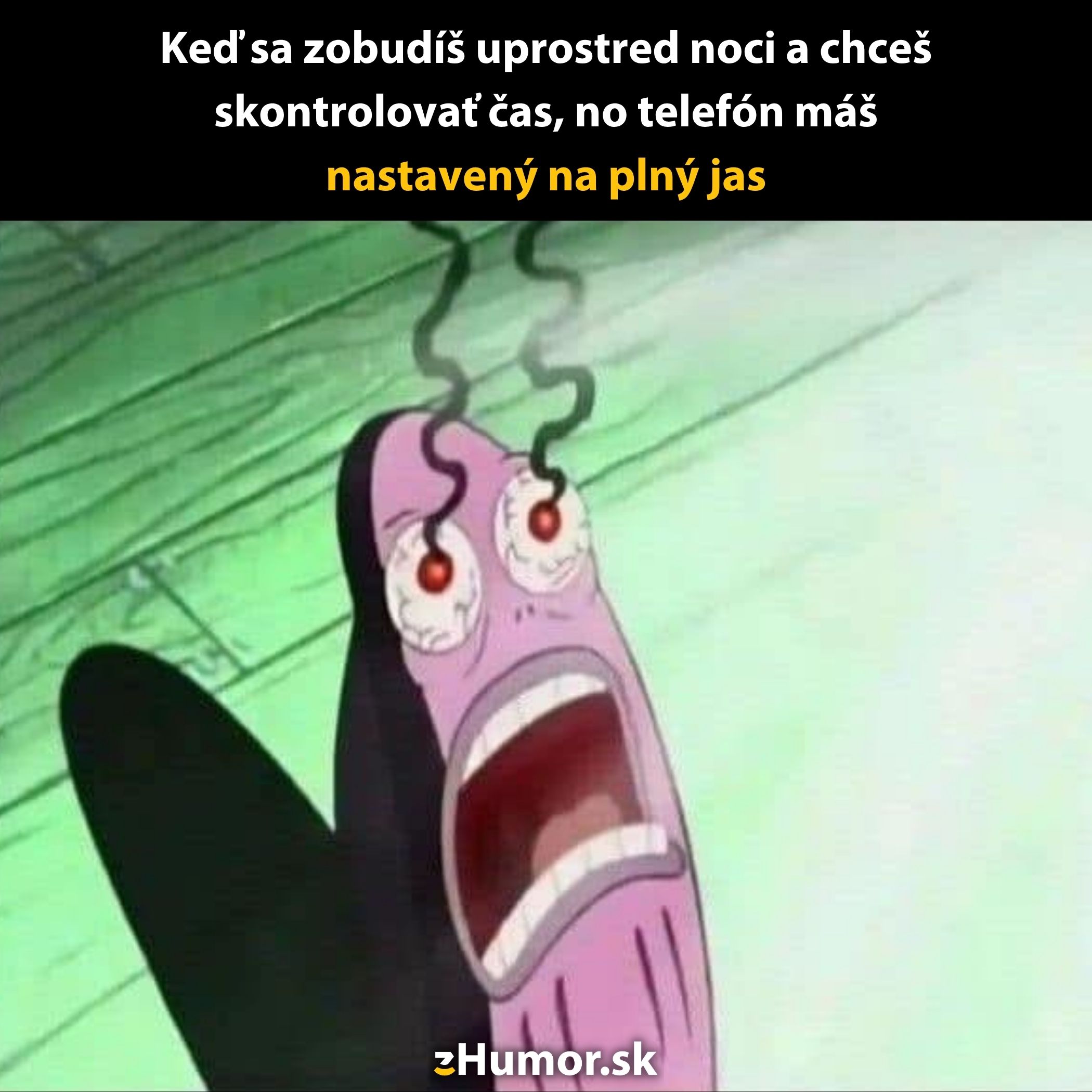 Karikatúra vystrašenej postavy s červenými očami a textom o prekvapení jasným telefónom v noci.