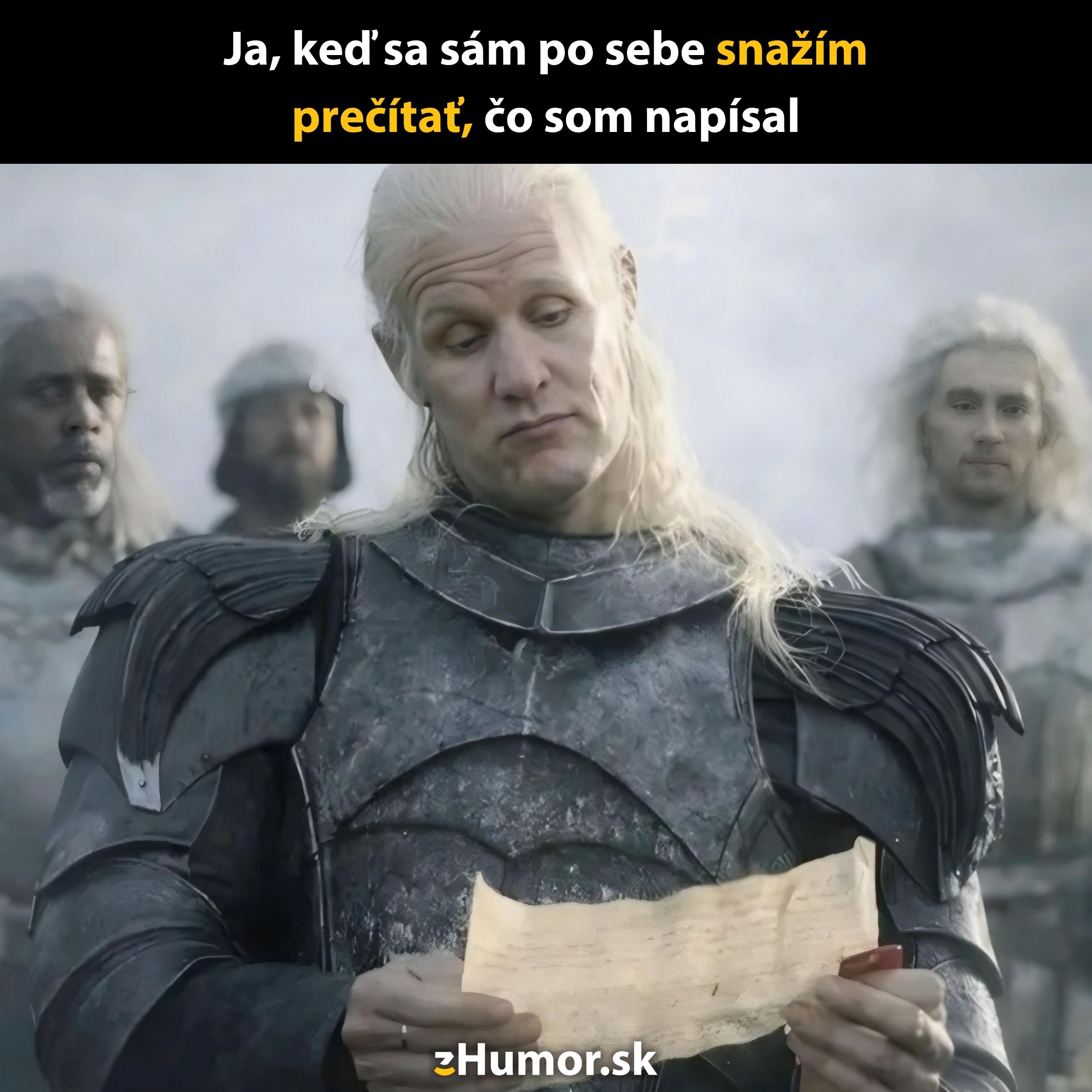 Rytier v brnení sústredene číta starý rukopis, vtipný text o snahe prečítať vlastný rukopis sa zobrazuje hore.