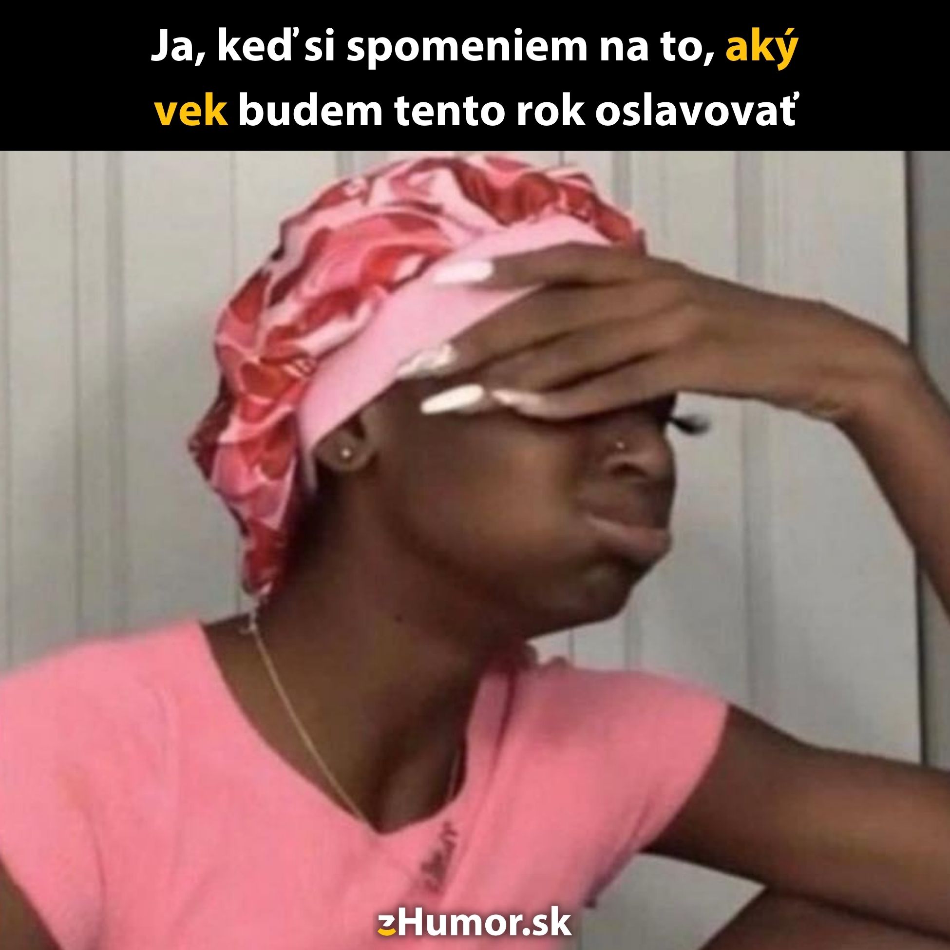 Žena zakrýva tvár rukou v reakcii na myšlienku na svoj vek, ktorý bude tento rok oslavovať.