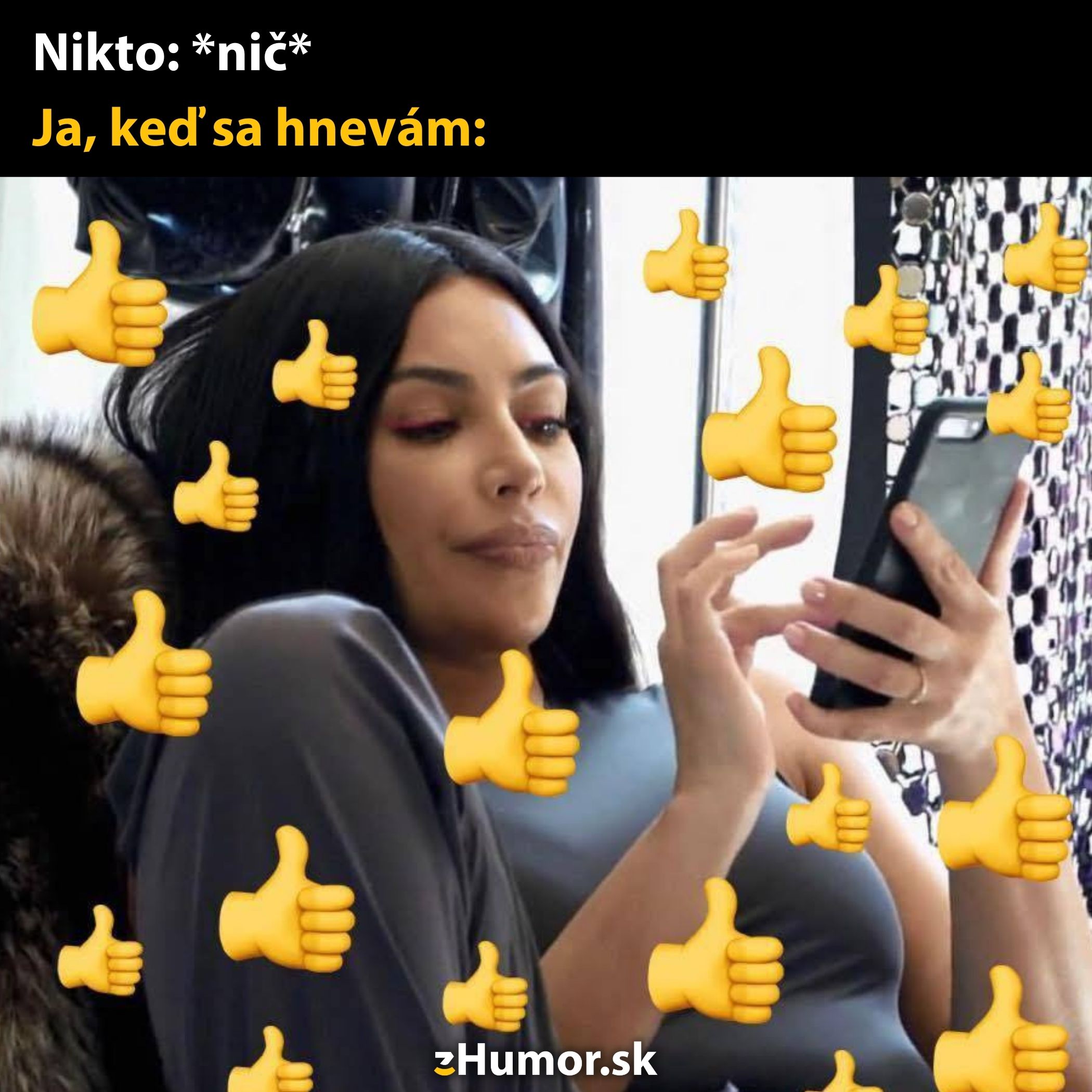 Žena sleduje mobil s nadhľadom, obklopená emoji s palcami hore. Text: Nikto: *nič*. Ja, keď sa hnevám.