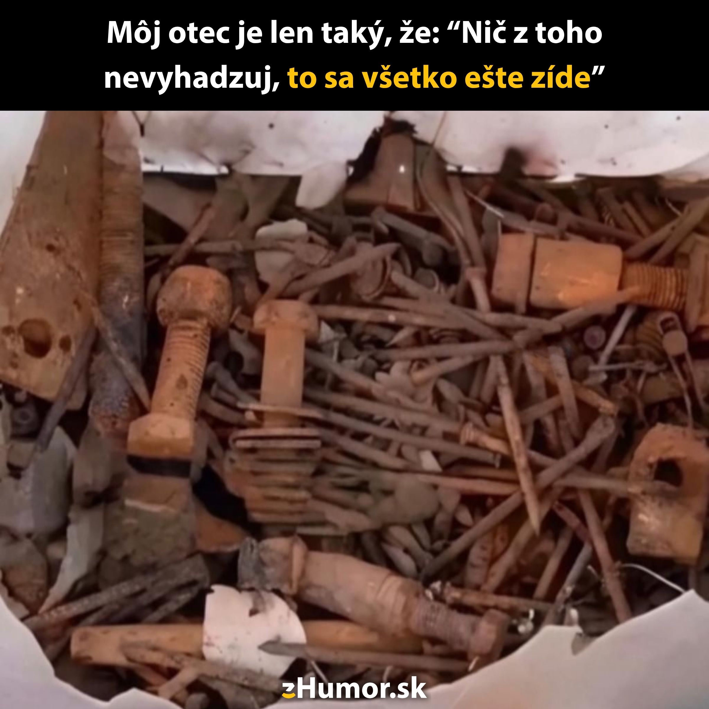 Hromada starých hrdzavých skrutiek a klincov pripravených na možné budúce použitie v dielni.