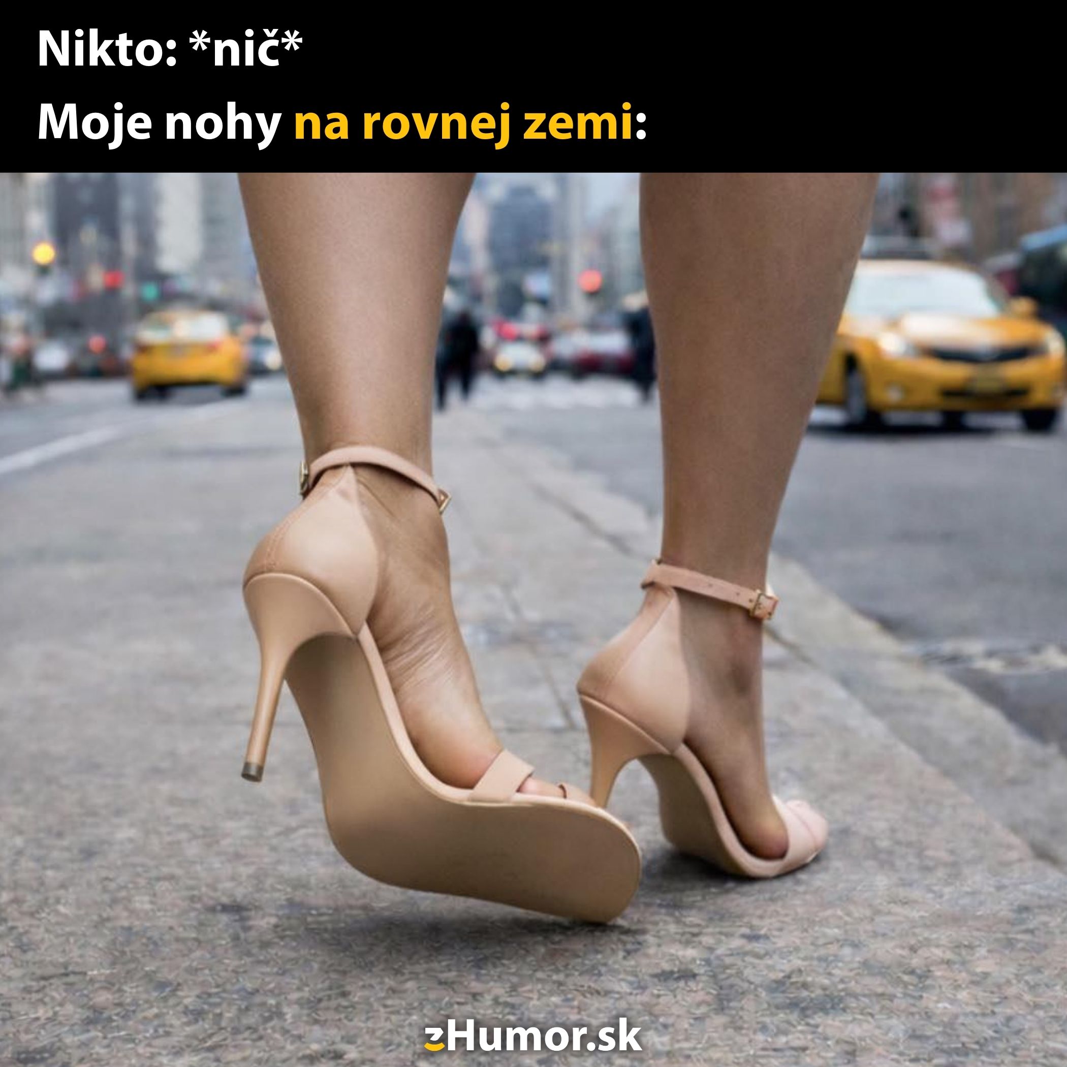 Osoba na vysokých opätkoch kráča po mestskom chodníku, jedna pata sa ohýba nabok. Humor o rovnováhe a chôdzi.