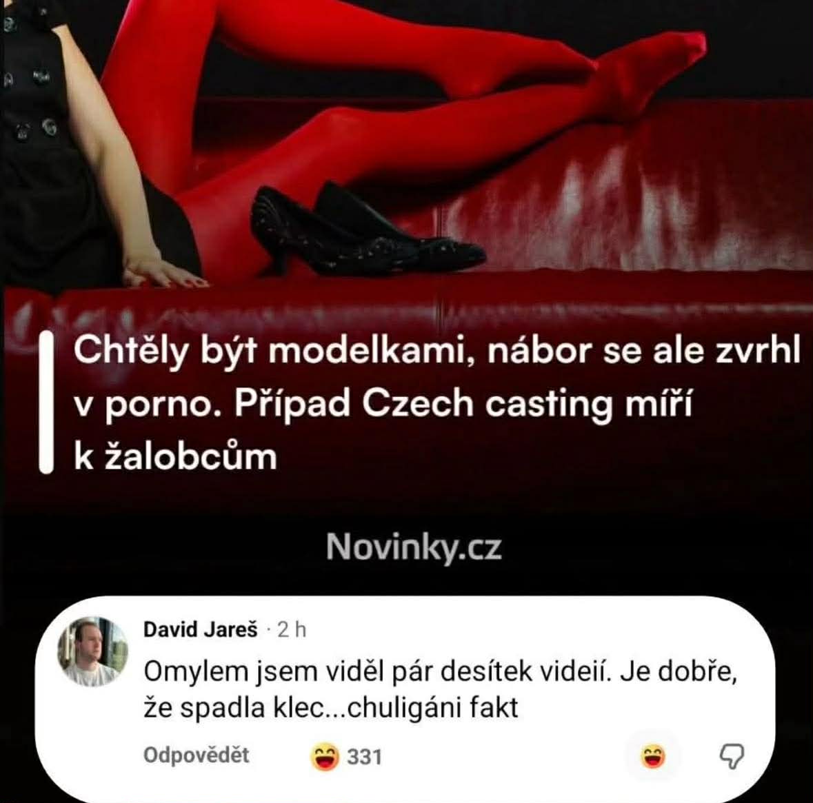 Červené lodičky na nohe modelky na červenej pohovke; text o kontroverznom castingu.