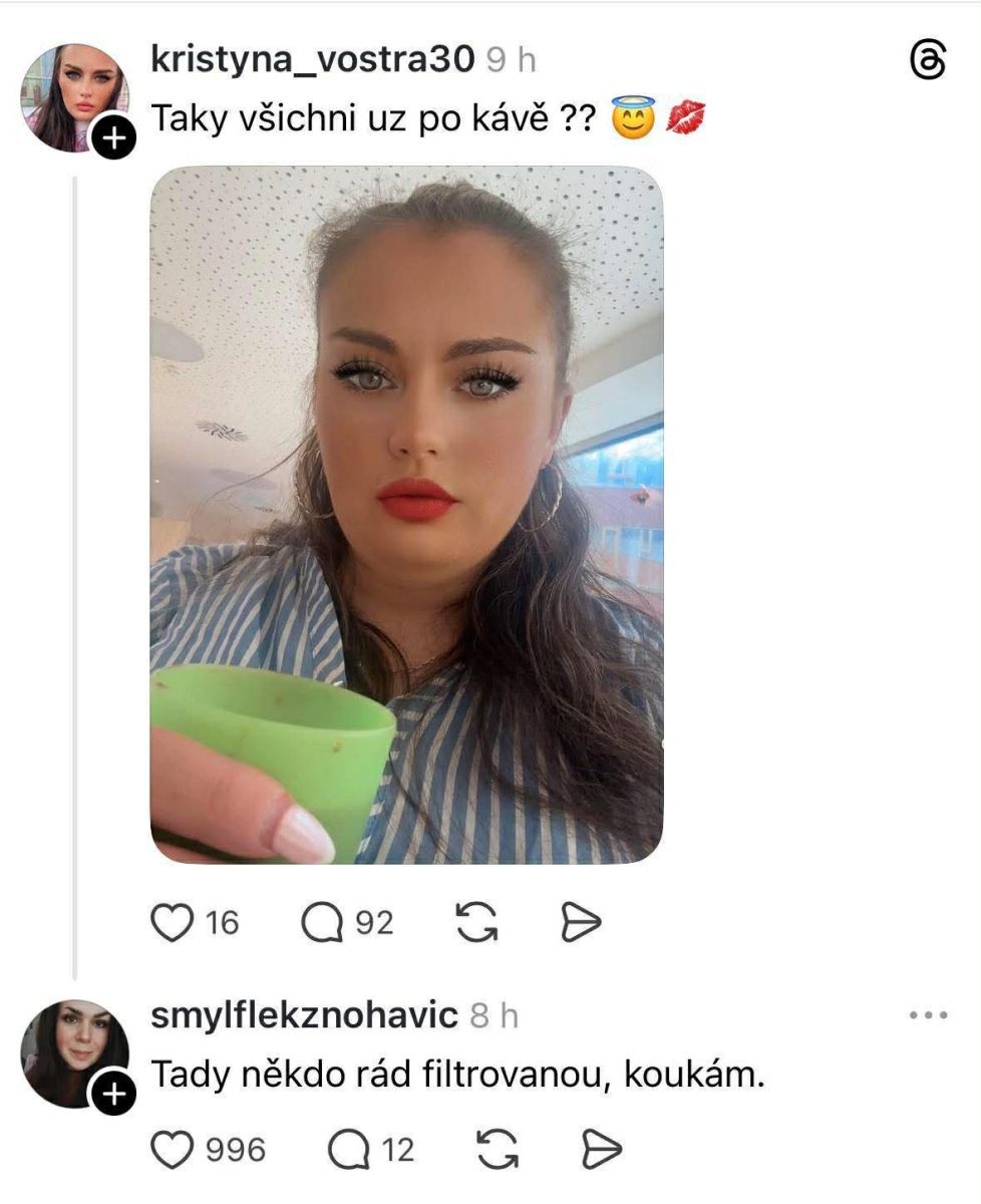 Osoba so zeleným hrnčekom na kávu v interiéri, optický filter, sociálne médiá komentáre.