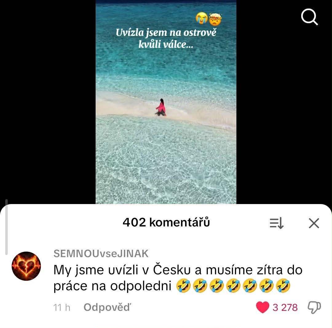 Osoba na pláži s textom Uvízla jsem na ostrově kvůli válce a vtipným komentárom o uviaznutí v Česku.