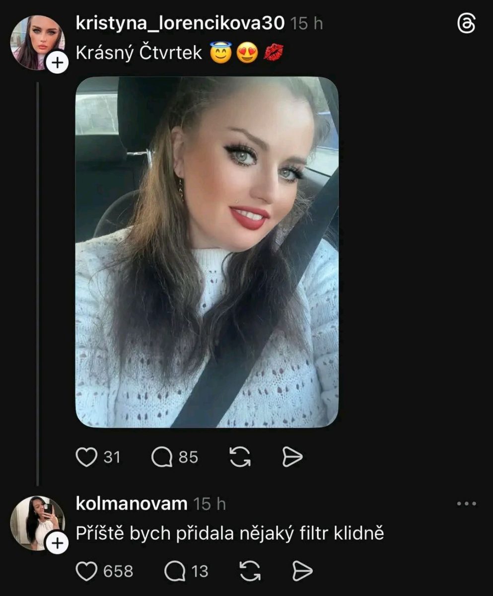 Osoba v svetri v aute s úsmevom, dlhé tmavé vlasy, svetlé líčenie, kompozícia so silným denné osvetlením.