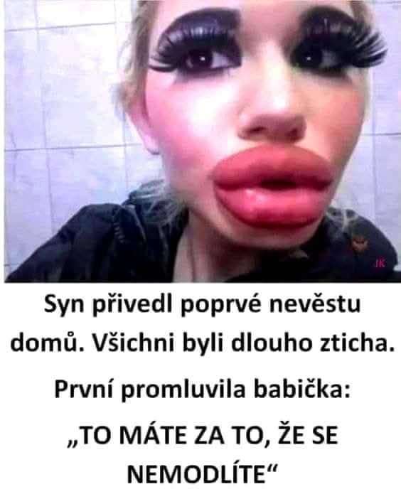Žena s výraznými perami a mihalnicami, nad tým vtipný text o prvom stretnutí s nevestou doma.