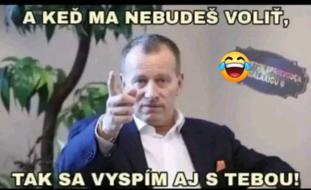 Prominentný muž s vtipným odkazom na voľby, ukazuje na diváka, emoji úsmevnej tváre v rohu.