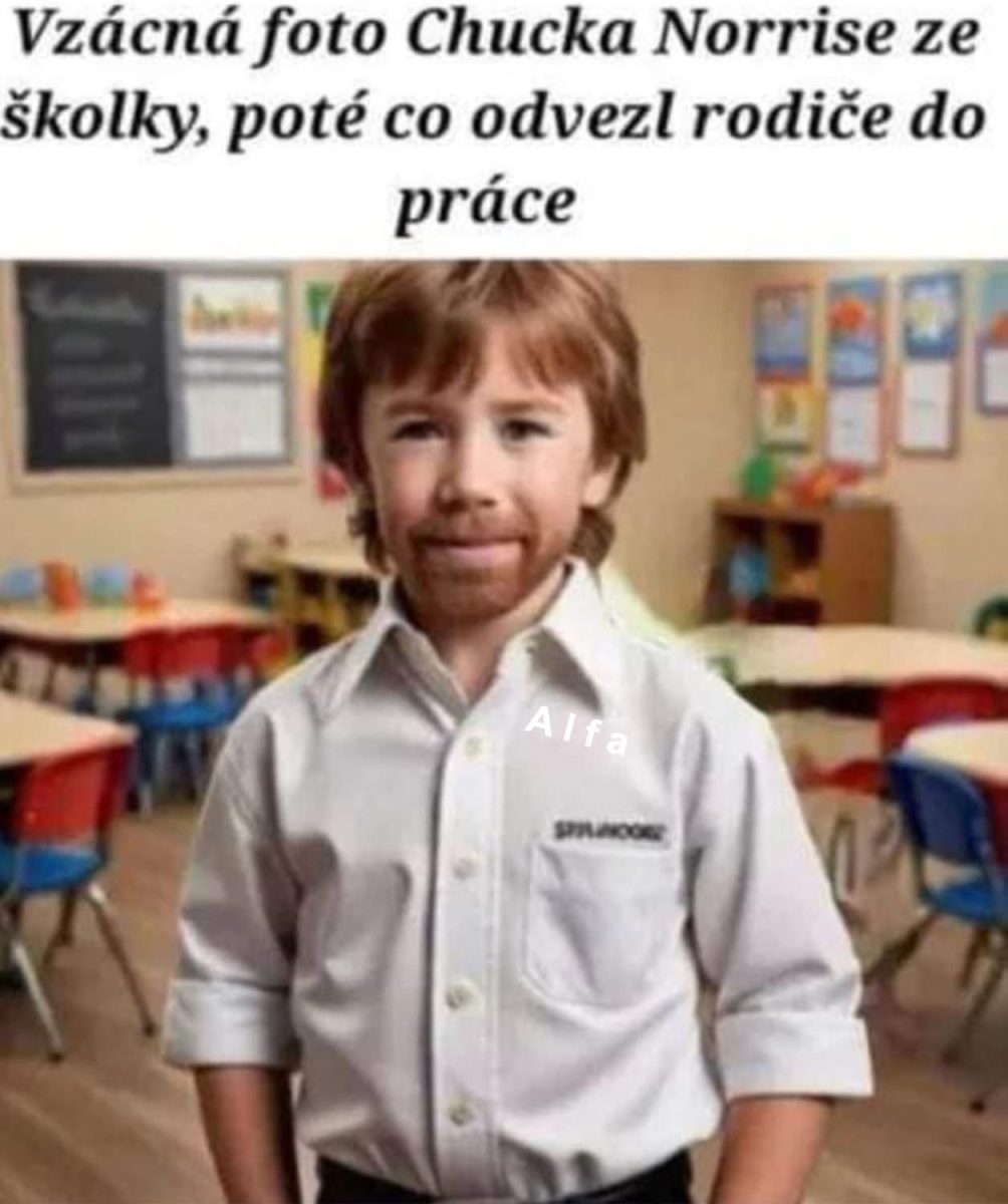 Dieťa s tvárou muža v škôlke, text naznačuje žart o Chuckovi Norrisovi a jeho neobyčajných schopnostiach.