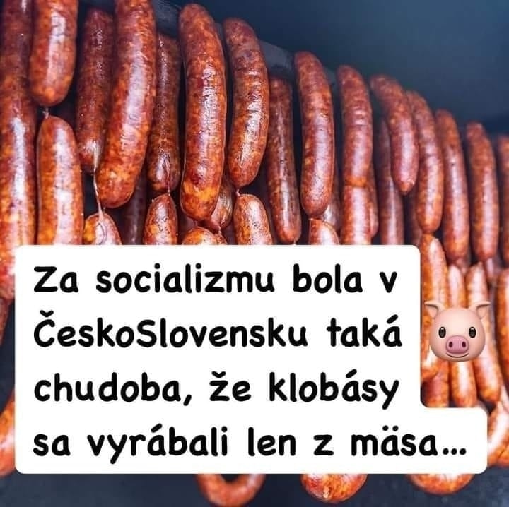 Klobásy zavesené na údenie, s textom o socialistických časoch v Československu.