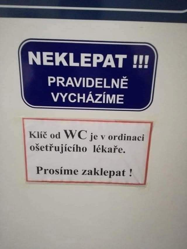Výveska s nápisom: Neklepat! Pravidelně vycházíme. Klíč od WC u lékaře. Prosíme zaklepat!