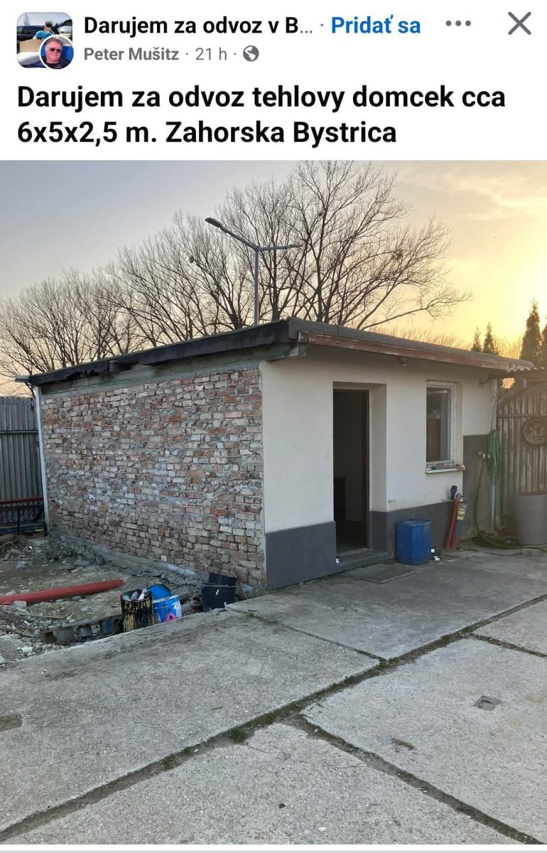 Tehlový domček na odvoz, rozmery 6x5x2,5m, Záhorská Bystrica pri západe slnka.