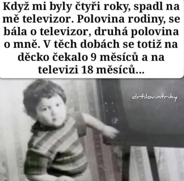 Dieťa pri starom televízore s vtipným textom o čakaní na televízor dlhšie ako na dieťa.