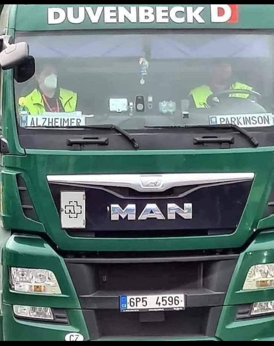Zelený kamión značky MAN s menovkami Alzheimer a Parkinson na palubnej doske.