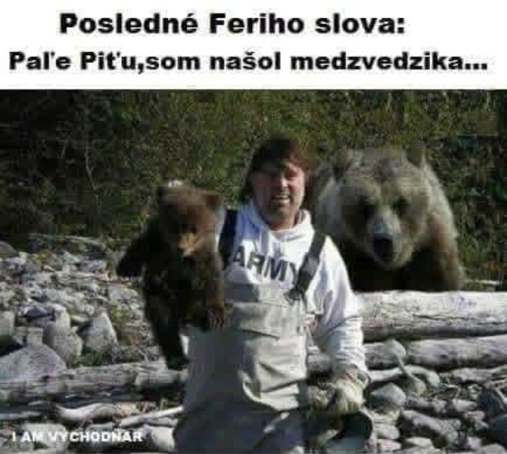 Muž drží medvieďa, zatiaľ čo za ním stojí medveď v lese. Text: Posledné Feriho slová: Paľe Piťu, som našol medzvedzika.