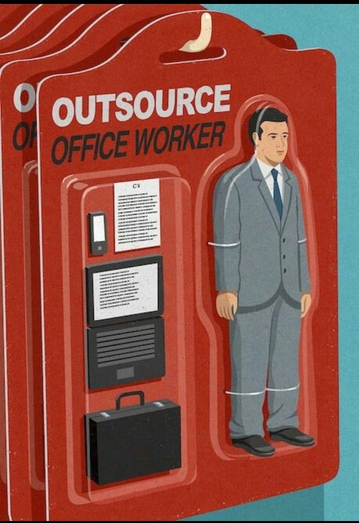 Balenie kancelárskeho pracovníka na outsourcing s postavičkou v obale v obleku, životopisom a kufríkom.