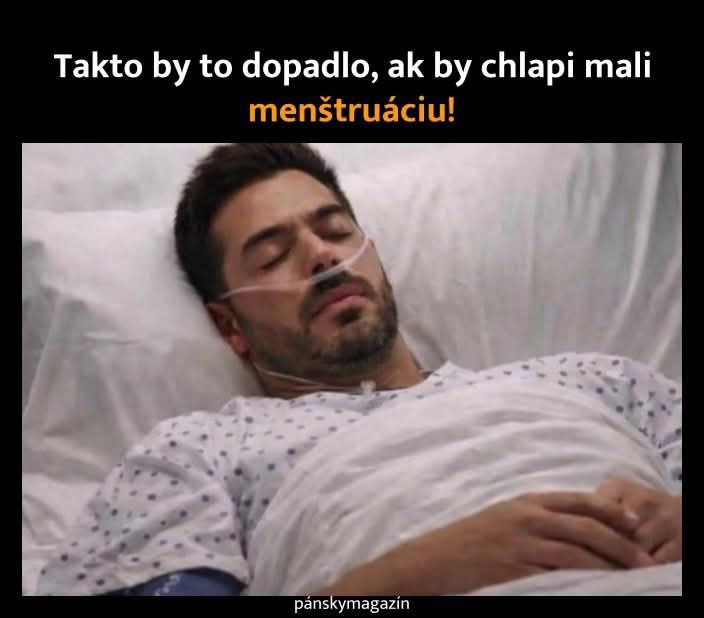 Muž leží na posteli v nemocničnom oblečení s kyslíkovou maskou, narážka na hypotetickú situáciu menštruácie u mužov.