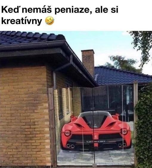 Maľovaný obrázok červeného športového auta na garážovej bráne pri dome, vtipne znázorňujúci kreativitu.