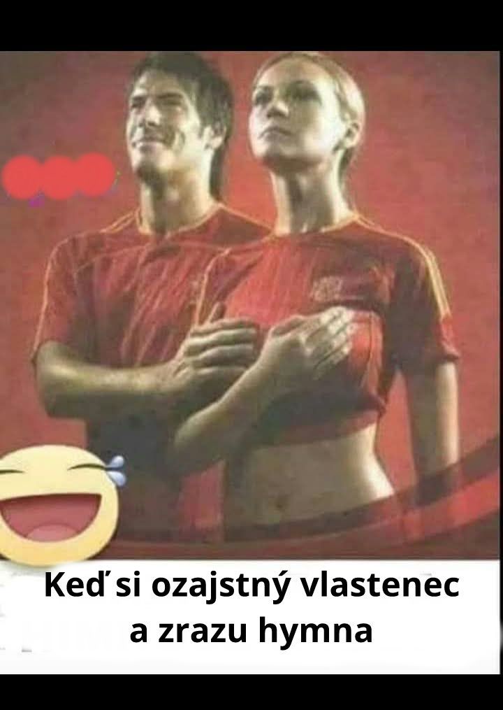 Dva futbalové fanúšikovia v červených tričkách s rukou na srdci počas hymny, s humorom a emodži v pozadí.