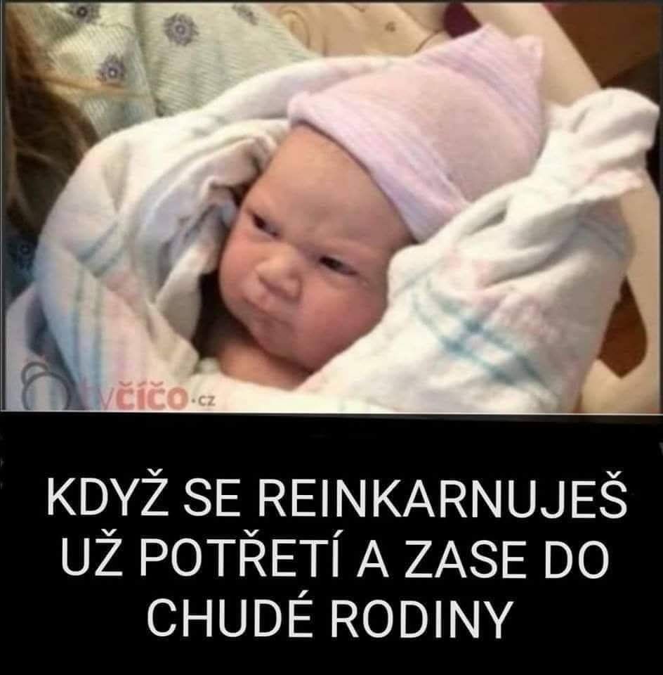 Novorodenec s vážnym výrazom vtipne zobrazený s textom o opakovaných reinkarnáciách do chudobnej rodiny.