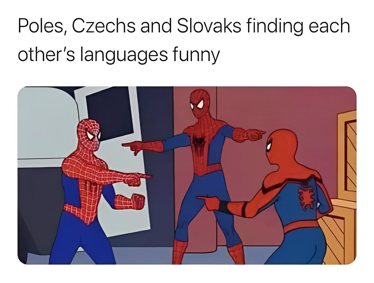 Tri postavy v kostýmoch Spider-Mana ukazujú na seba navzájom, predstavujúc jazykový humor.
