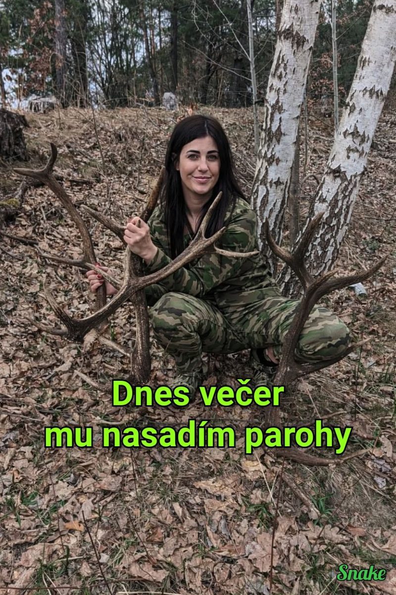 Žena v maskáčoch drží parohy v lese, s nápisom Dnes večer mu nasadím parohy.