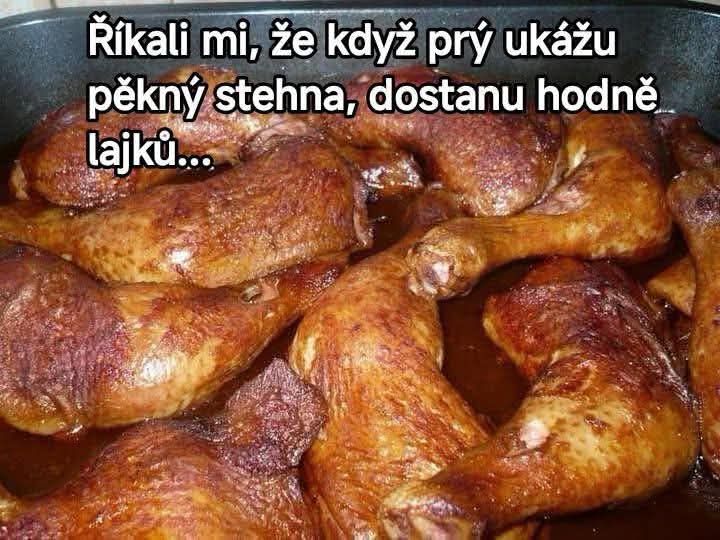 Pečené kuracie stehná so zlatavou kôrkou, pripravené na ochutnávku.