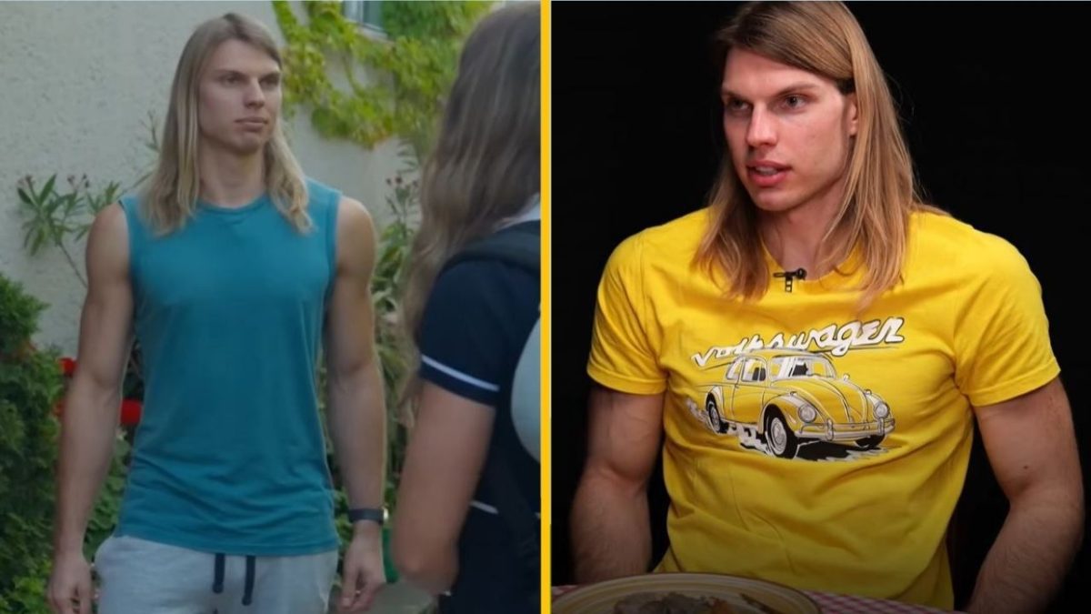Dlhé blond vlasy, modré a žlté tričko, postava vonku a pri stole.