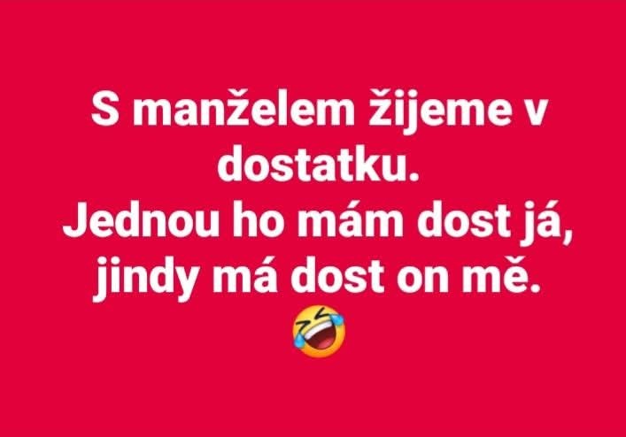 Vtipný text o manželstve: S manželom žijeme v dostatku, jednom mám dosť ja, inokedy on.
