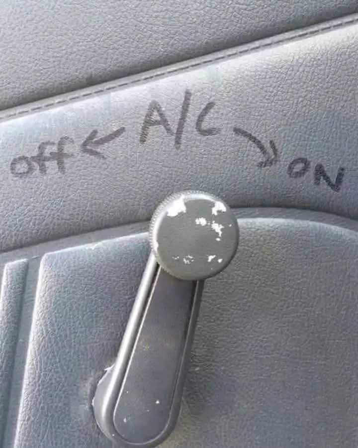 Nastavenie klimatizácie v aute: ručná páka s označením off a on s rukopisným označením A/C.