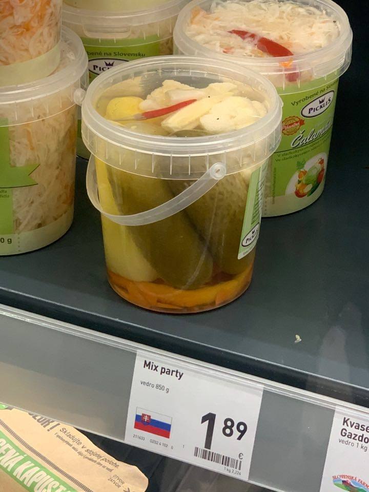 Vedro Mix party s nakladanou zeleninou v obchode, cena 1,89 eur, slovenský výrobok.