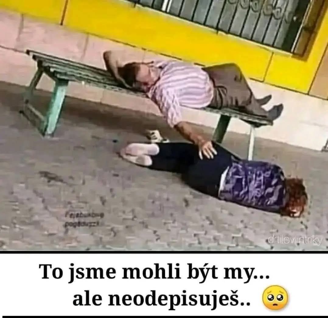 Starší pár odpočívajúci na lavičke, kde muž leží na lavičke a žena na zemi vedľa nej.