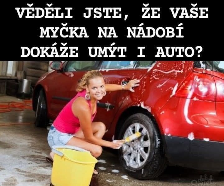 Žena umýva červené auto ručne s vedrom mydla a kefkou, vtipný text o umývačke riadu.