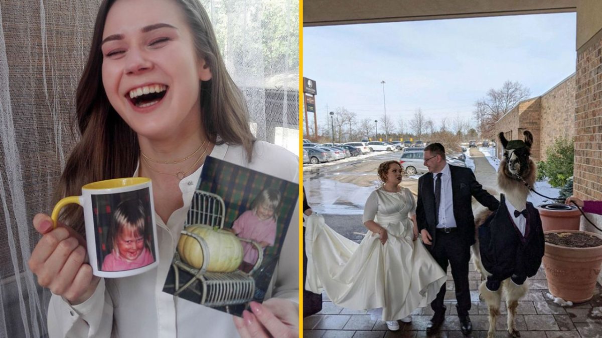 Žena sa smeje so šálkou a fotografiou, vedľa je svadobný pár a lama v obleku vonku na parkovisku.