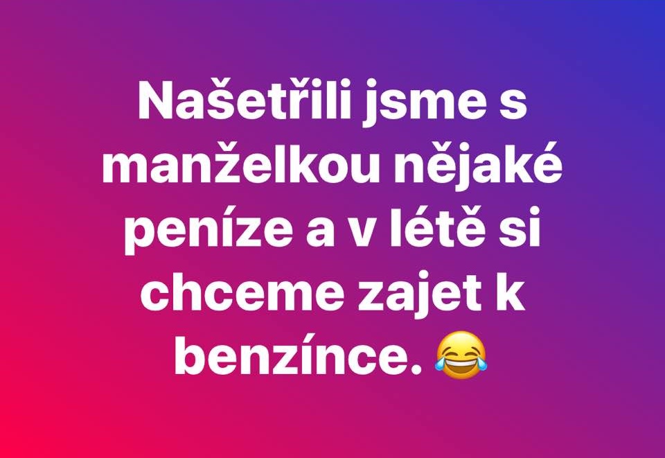 Textový vtip na farebnom pozadí o šetrení peňazí na cestu k benzínke s emotikonom smiechu.