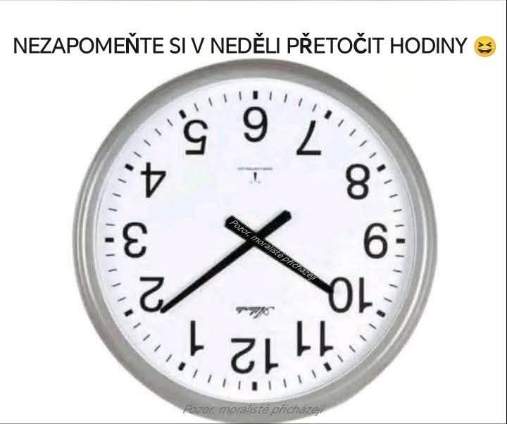 Hodiny so spätným ciferníkom s upozornením na zmenu času v nedeľu.