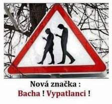 Pozorovací trojuholník na strome zobrazujúci ľudí s mobilmi upozorňuje na nepozornosť chodcov.