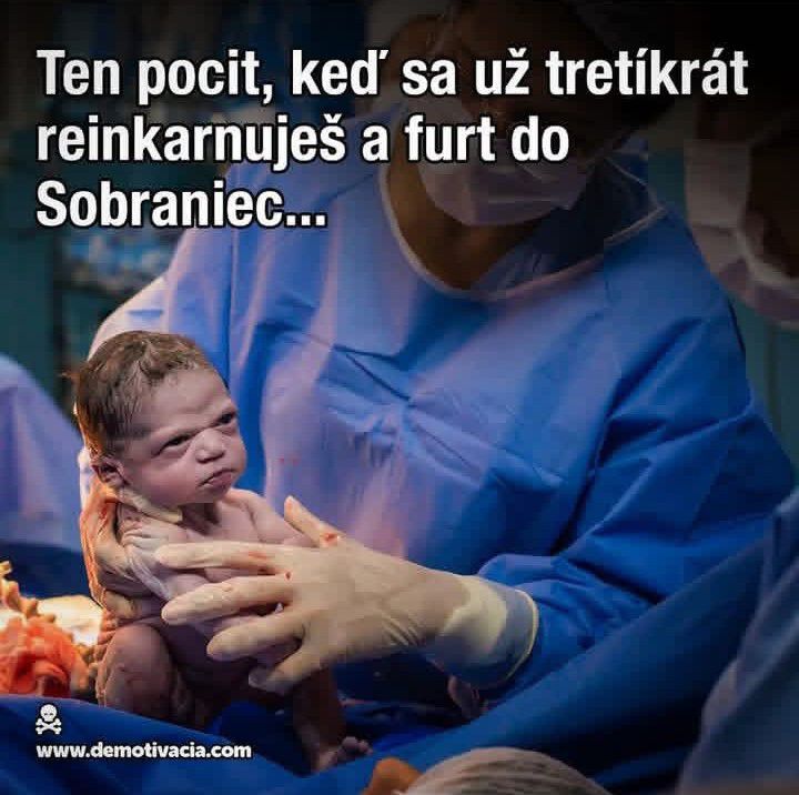 Lekári držia novorodenca na posteli v nemocnici, dieťa pôsobí zamyslene.
