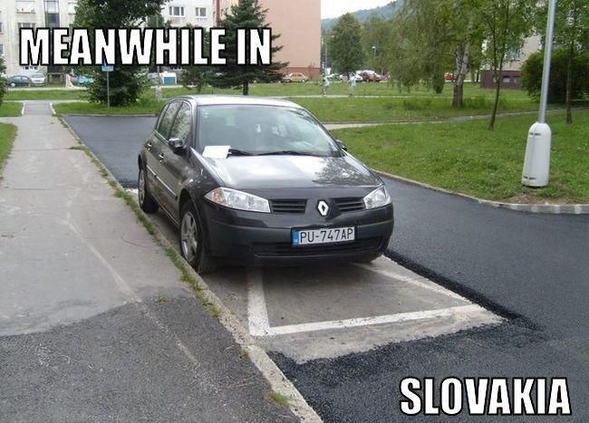 Auto zaparkované na nenatretom parkovacom mieste počas prebiehajúcej opravy cesty na Slovensku.