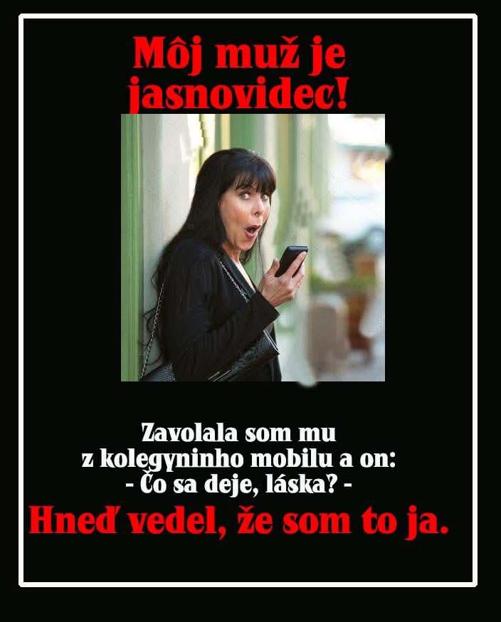 Žena prekvapene drží mobilný telefón s vtipným textom o manželovej schopnosti rozpoznať ju podľa hlasu.